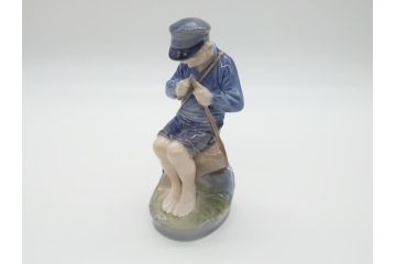 デンマーク　ROYAL COPENHAGEN(ロイヤルコペンハーゲン)　905　木を削る少年　どの角度から見ても精巧かつ美しいフィギュリン(置物、オブジェ)(R-062270)