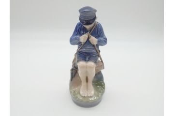 デンマーク　ROYAL COPENHAGEN(ロイヤルコペンハーゲン)　905　木を削る少年　どの角度から見ても精巧かつ美しいフィギュリン(置物、オブジェ)(R-062270)
