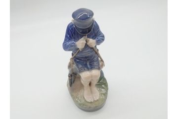デンマーク　ROYAL COPENHAGEN(ロイヤルコペンハーゲン)　905　木を削る少年　どの角度から見ても精巧かつ美しいフィギュリン(置物、オブジェ)(R-062270)