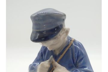 デンマーク　ROYAL COPENHAGEN(ロイヤルコペンハーゲン)　905　木を削る少年　どの角度から見ても精巧かつ美しいフィギュリン(置物、オブジェ)(R-062270)