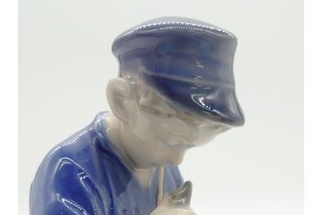 デンマーク　ROYAL COPENHAGEN(ロイヤルコペンハーゲン)　905　木を削る少年　どの角度から見ても精巧かつ美しいフィギュリン(置物、オブジェ)(R-062270)