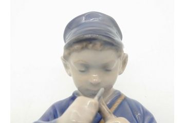 デンマーク　ROYAL COPENHAGEN(ロイヤルコペンハーゲン)　905　木を削る少年　どの角度から見ても精巧かつ美しいフィギュリン(置物、オブジェ)(R-062270)