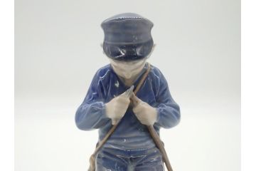 デンマーク　ROYAL COPENHAGEN(ロイヤルコペンハーゲン)　905　木を削る少年　どの角度から見ても精巧かつ美しいフィギュリン(置物、オブジェ)(R-062270)