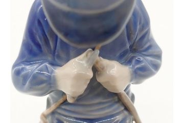 デンマーク　ROYAL COPENHAGEN(ロイヤルコペンハーゲン)　905　木を削る少年　どの角度から見ても精巧かつ美しいフィギュリン(置物、オブジェ)(R-062270)