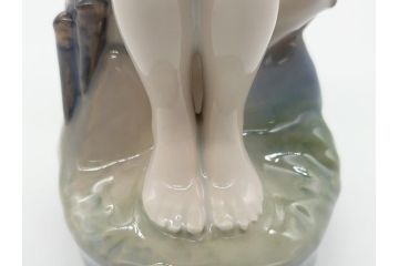 デンマーク　ROYAL COPENHAGEN(ロイヤルコペンハーゲン)　905　木を削る少年　どの角度から見ても精巧かつ美しいフィギュリン(置物、オブジェ)(R-062270)