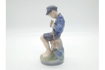 デンマーク　ROYAL COPENHAGEN(ロイヤルコペンハーゲン)　905　木を削る少年　どの角度から見ても精巧かつ美しいフィギュリン(置物、オブジェ)(R-062270)