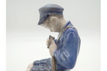 デンマーク　ROYAL COPENHAGEN(ロイヤルコペンハーゲン)　905　木を削る少年　どの角度から見ても精巧かつ美しいフィギュリン(置物、オブジェ)(R-062270)
