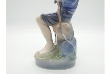 デンマーク　ROYAL COPENHAGEN(ロイヤルコペンハーゲン)　905　木を削る少年　どの角度から見ても精巧かつ美しいフィギュリン(置物、オブジェ)(R-062270)