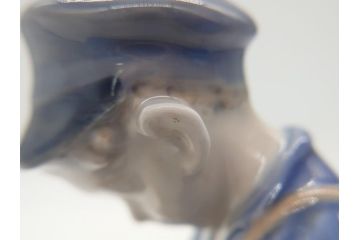 デンマーク　ROYAL COPENHAGEN(ロイヤルコペンハーゲン)　905　木を削る少年　どの角度から見ても精巧かつ美しいフィギュリン(置物、オブジェ)(R-062270)
