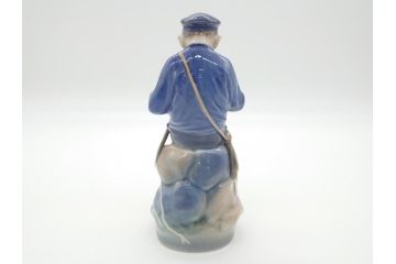 デンマーク　ROYAL COPENHAGEN(ロイヤルコペンハーゲン)　905　木を削る少年　どの角度から見ても精巧かつ美しいフィギュリン(置物、オブジェ)(R-062270)