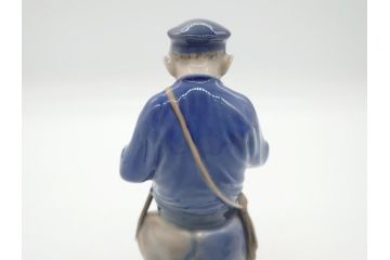 デンマーク　ROYAL COPENHAGEN(ロイヤルコペンハーゲン)　905　木を削る少年　どの角度から見ても精巧かつ美しいフィギュリン(置物、オブジェ)(R-062270)