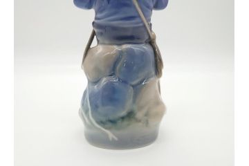 デンマーク　ROYAL COPENHAGEN(ロイヤルコペンハーゲン)　905　木を削る少年　どの角度から見ても精巧かつ美しいフィギュリン(置物、オブジェ)(R-062270)