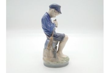デンマーク　ROYAL COPENHAGEN(ロイヤルコペンハーゲン)　905　木を削る少年　どの角度から見ても精巧かつ美しいフィギュリン(置物、オブジェ)(R-062270)