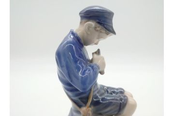 デンマーク　ROYAL COPENHAGEN(ロイヤルコペンハーゲン)　905　木を削る少年　どの角度から見ても精巧かつ美しいフィギュリン(置物、オブジェ)(R-062270)