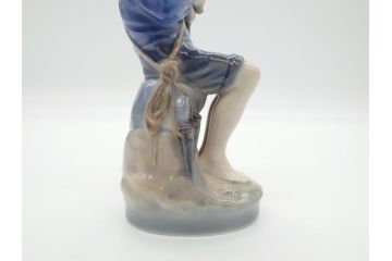 デンマーク　ROYAL COPENHAGEN(ロイヤルコペンハーゲン)　905　木を削る少年　どの角度から見ても精巧かつ美しいフィギュリン(置物、オブジェ)(R-062270)