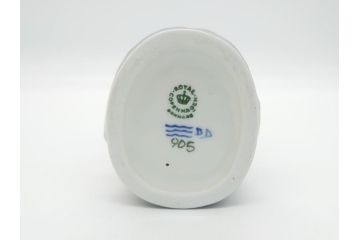 デンマーク　ROYAL COPENHAGEN(ロイヤルコペンハーゲン)　905　木を削る少年　どの角度から見ても精巧かつ美しいフィギュリン(置物、オブジェ)(R-062270)