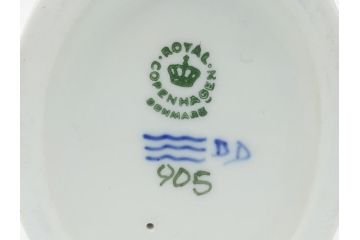 デンマーク　ROYAL COPENHAGEN(ロイヤルコペンハーゲン)　905　木を削る少年　どの角度から見ても精巧かつ美しいフィギュリン(置物、オブジェ)(R-062270)