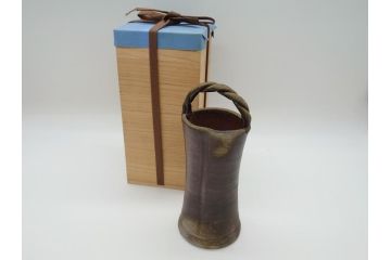 柴岡守　備前焼　手付花入(共箱付き、陶印あり、花器、作家物)(R-062280)
