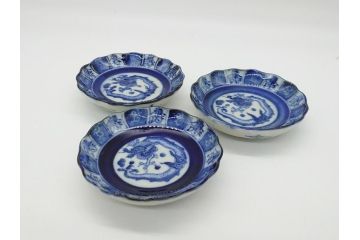 江戸期　古伊万里　染付　龍寿紋　3.1寸皿　約9.5cm　吉祥を招くおめでたい絵付けの菊皿3客セット(小皿、なます皿、菊花形、壽字文、三寸一分、和食器、和皿)(R-062281)