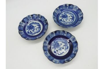 江戸期　古伊万里　染付　龍寿紋　3.1寸皿　約9.5cm　吉祥を招くおめでたい絵付けの菊皿3客セット(小皿、なます皿、菊花形、壽字文、三寸一分、和食器、和皿)(R-062281)