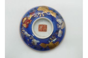 希少　明治期　伊万里焼　金彩　色絵　染付　金魚図　食卓を華やかに演出する蓋付き茶碗3客セット(和食器)(R-062285)