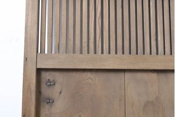 和製アンティーク　松本地方　総欅(ケヤキ)材　厚手　重厚感のある佇まいが魅力の格子蔵戸1枚(玄関戸、引き戸、建具)(R-062305)