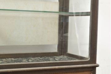 和製アンティーク　大正ロマン　象嵌入り　栗材　レトロな雰囲気の引き出し付きガラスケース(ショーケース、陳列棚、飾り棚、店舗什器)(R-062306)