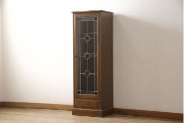 中古　カントリーハウス　クラシカルな佇まいが魅力的!!ステンドグラス入りの縦型キャビネット(収納棚、戸棚、ブックケース、本箱、飾り棚)(R-062309)