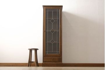 中古　カントリーハウス　クラシカルな佇まいが魅力的!!ステンドグラス入りの縦型キャビネット(収納棚、戸棚、ブックケース、本箱、飾り棚)(R-062309)