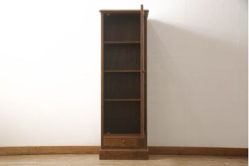 中古　カントリーハウス　クラシカルな佇まいが魅力的!!ステンドグラス入りの縦型キャビネット(収納棚、戸棚、ブックケース、本箱、飾り棚)(R-062309)