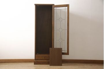 中古　カントリーハウス　クラシカルな佇まいが魅力的!!ステンドグラス入りの縦型キャビネット(収納棚、戸棚、ブックケース、本箱、飾り棚)(R-062309)