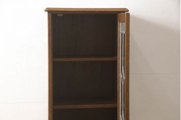 中古　カントリーハウス　クラシカルな佇まいが魅力的!!ステンドグラス入りの縦型キャビネット(収納棚、戸棚、ブックケース、本箱、飾り棚)(R-062309)