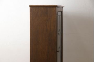 中古　カントリーハウス　クラシカルな佇まいが魅力的!!ステンドグラス入りの縦型キャビネット(収納棚、戸棚、ブックケース、本箱、飾り棚)(R-062309)