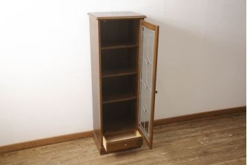 中古　カントリーハウス　クラシカルな佇まいが魅力的!!ステンドグラス入りの縦型キャビネット(収納棚、戸棚、ブックケース、本箱、飾り棚)(R-062309)