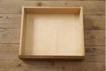 中古　カントリーハウス　クラシカルな佇まいが魅力的!!ステンドグラス入りの縦型キャビネット(収納棚、戸棚、ブックケース、本箱、飾り棚)(R-062309)