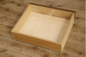 中古　カントリーハウス　クラシカルな佇まいが魅力的!!ステンドグラス入りの縦型キャビネット(収納棚、戸棚、ブックケース、本箱、飾り棚)(R-062309)