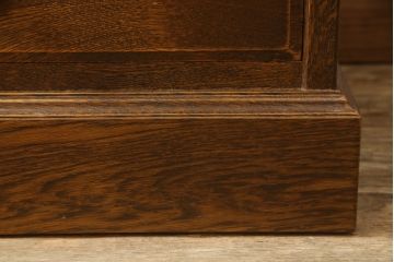 中古　カントリーハウス　クラシカルな佇まいが魅力的!!ステンドグラス入りの縦型キャビネット(収納棚、戸棚、ブックケース、本箱、飾り棚)(R-062309)