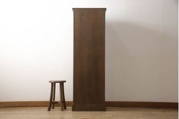 中古　カントリーハウス　クラシカルな佇まいが魅力的!!ステンドグラス入りの縦型キャビネット(収納棚、戸棚、ブックケース、本箱、飾り棚)(R-062309)