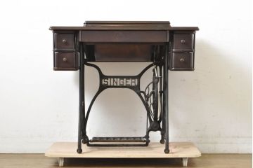 ジャンク品　イギリスアンティーク　SINGER(シンガー)社　置くだけでお洒落な空間に!ディスプレイにおすすめの足踏みミシン(シンガーミシン、ミシンテーブル、ミシン台、工業用ミシン、ディスプレイ)(R-062320)