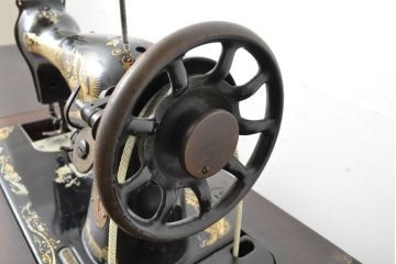 ジャンク品　イギリスアンティーク　SINGER(シンガー)社　置くだけでお洒落な空間に!ディスプレイにおすすめの足踏みミシン(シンガーミシン、ミシンテーブル、ミシン台、工業用ミシン、ディスプレイ)(R-062320)