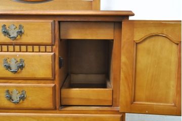 中古　横浜クラシック家具　ダニエル(Daniel)　ラウンド型の鏡が印象的なドレッサー&スツールセット(鏡台、ミラー、ドレッシングチェスト、チェア)(定価約74万円)(R-062321)