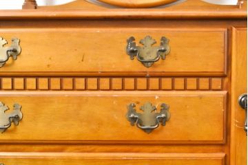 中古　横浜クラシック家具　ダニエル(Daniel)　ラウンド型の鏡が印象的なドレッサー&スツールセット(鏡台、ミラー、ドレッシングチェスト、チェア)(定価約74万円)(R-062321)