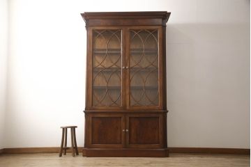 中古　美品　ETHAN ALLEN(イーセンアーレン)　美しい木目と優美な曲線デザインが魅力的な照明付きキャビネット(飾り棚、ガラスケース、キュリオケース、収納棚、戸棚)(R-062325)