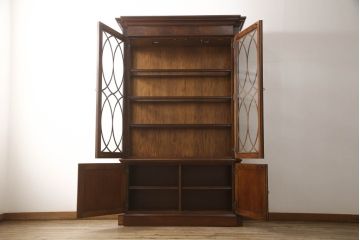 中古　美品　ETHAN ALLEN(イーセンアーレン)　美しい木目と優美な曲線デザインが魅力的な照明付きキャビネット(飾り棚、ガラスケース、キュリオケース、収納棚、戸棚)(R-062325)