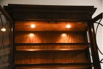 中古　美品　ETHAN ALLEN(イーセンアーレン)　美しい木目と優美な曲線デザインが魅力的な照明付きキャビネット(飾り棚、ガラスケース、キュリオケース、収納棚、戸棚)(R-062325)