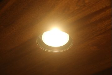 中古　美品　ETHAN ALLEN(イーセンアーレン)　美しい木目と優美な曲線デザインが魅力的な照明付きキャビネット(飾り棚、ガラスケース、キュリオケース、収納棚、戸棚)(R-062325)