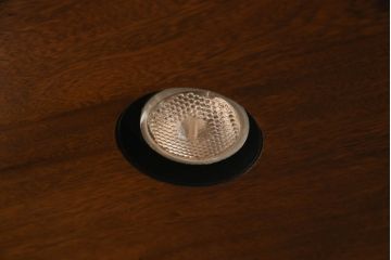 中古　美品　ETHAN ALLEN(イーセンアーレン)　美しい木目と優美な曲線デザインが魅力的な照明付きキャビネット(飾り棚、ガラスケース、キュリオケース、収納棚、戸棚)(R-062325)