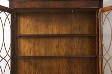 中古　美品　ETHAN ALLEN(イーセンアーレン)　美しい木目と優美な曲線デザインが魅力的な照明付きキャビネット(飾り棚、ガラスケース、キュリオケース、収納棚、戸棚)(R-062325)