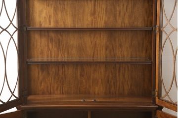 中古　美品　ETHAN ALLEN(イーセンアーレン)　美しい木目と優美な曲線デザインが魅力的な照明付きキャビネット(飾り棚、ガラスケース、キュリオケース、収納棚、戸棚)(R-062325)