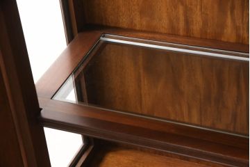 中古　美品　ETHAN ALLEN(イーセンアーレン)　美しい木目と優美な曲線デザインが魅力的な照明付きキャビネット(飾り棚、ガラスケース、キュリオケース、収納棚、戸棚)(R-062325)
